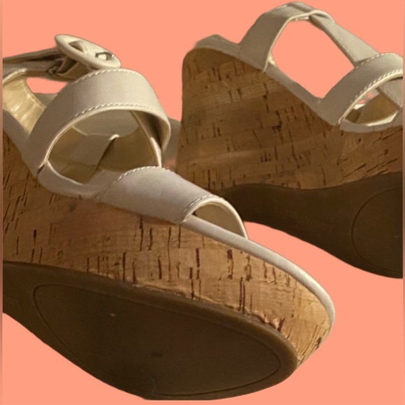 NWOT Nine West sandal wedges in an white/off-white color. Size 7.5. - Picture 4 of 6